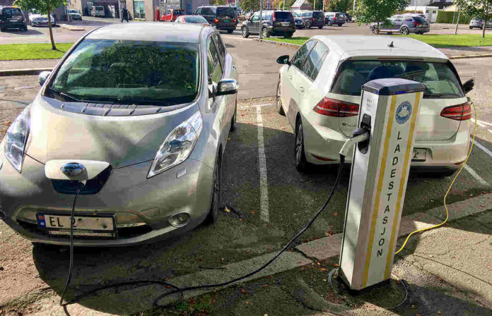 rsz_electric_vehicle_charging_station_ladestasjon_for_elbil_nissan_vw_e-golf_storgaten_tønsberg_kommune_norway_2017-09-20_01